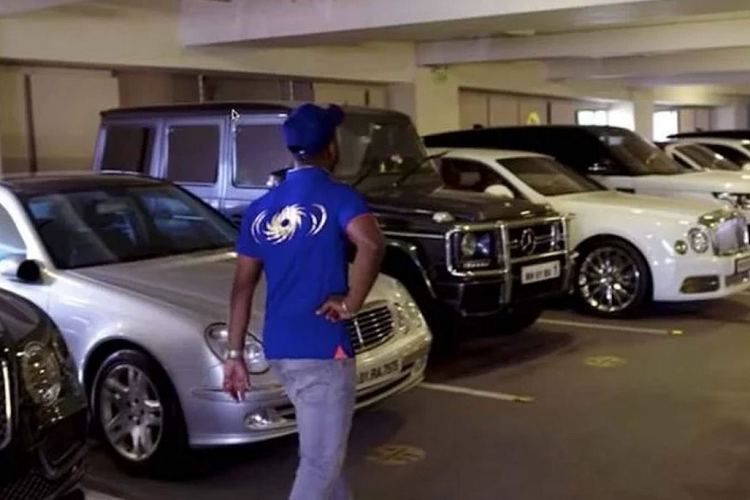 Là người giàu nhất đất nước, Mukesh Ambani không chỉ có đội ngũ bảo vệ an ninh riêng, ông còn được chính phủ Ấn Độ cung cấp dịch vụ an ninh ở cấp độ cao nhất, chỉ dành cho một số trường hợp đặc biệt như thủ tướng.