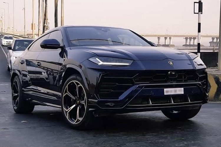  3. Lamborghini Urus Siêu xe thể thao đa dụng đầu tiên của Lamborghini, Urus, đã trở thành lựa chọn phổ biến của những người nổi tiếng. Cung cấp động cơ V8 4.0 lít và tốc độ tối đa 190 MPH, chiếc xe là sự kết hợp hoàn hảo giữa sự sang trọng và tốc độ