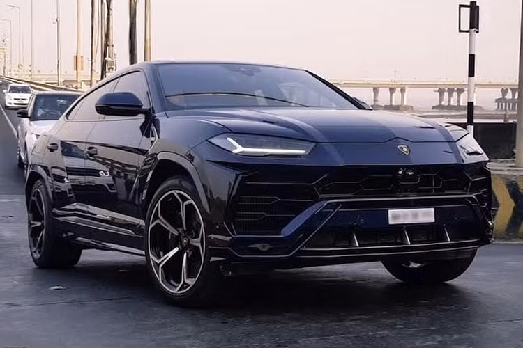  3. Lamborghini Urus Siêu xe thể thao đa dụng đầu tiên của Lamborghini, Urus, đã trở thành lựa chọn phổ biến của những người nổi tiếng. Cung cấp động cơ V8 4.0 lít và tốc độ tối đa 190 MPH, chiếc xe là sự kết hợp hoàn hảo giữa sự sang trọng và tốc độ