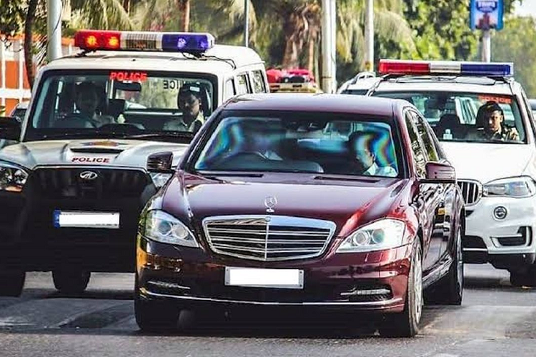  1. Mercedes-Benz S600 Guard Mercedes-Benz S600 Guard là chiếc xe bọc thép nằm trong bộ sưu tập xe hơi của tỷ phú giàu nhất châu Á. Chiếc sedan hạng sang này được trang bị khả năng bảo vệ cấp độ VR10, có nghĩa là nó có thể chống lại các cuộc tấn công trực tiếp bởi đạn lõi thép và khả năng chống chịu sức nổ của 15kg TNT. Mercedes-Benz S600 Guard được trang bị động cơ V12, 6.0L, sản sinh công suất 523 mã lực và mô-men xoắn 830 Nm. Xe có tốc độ tối đa giới hạn điện tử là 190 km/h.