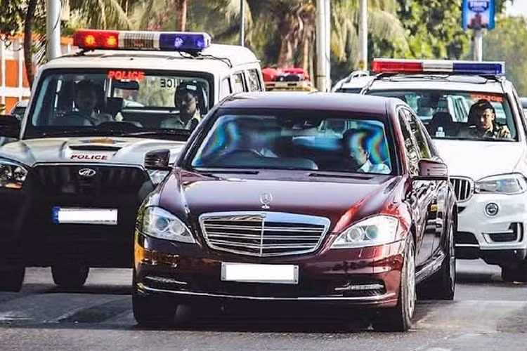  1. Mercedes-Benz S600 Guard Mercedes-Benz S600 Guard là chiếc xe bọc thép nằm trong bộ sưu tập xe hơi của tỷ phú giàu nhất châu Á. Chiếc sedan hạng sang này được trang bị khả năng bảo vệ cấp độ VR10, có nghĩa là nó có thể chống lại các cuộc tấn công trực tiếp bởi đạn lõi thép và khả năng chống chịu sức nổ của 15kg TNT. Mercedes-Benz S600 Guard được trang bị động cơ V12, 6.0L, sản sinh công suất 523 mã lực và mô-men xoắn 830 Nm. Xe có tốc độ tối đa giới hạn điện tử là 190 km/h.