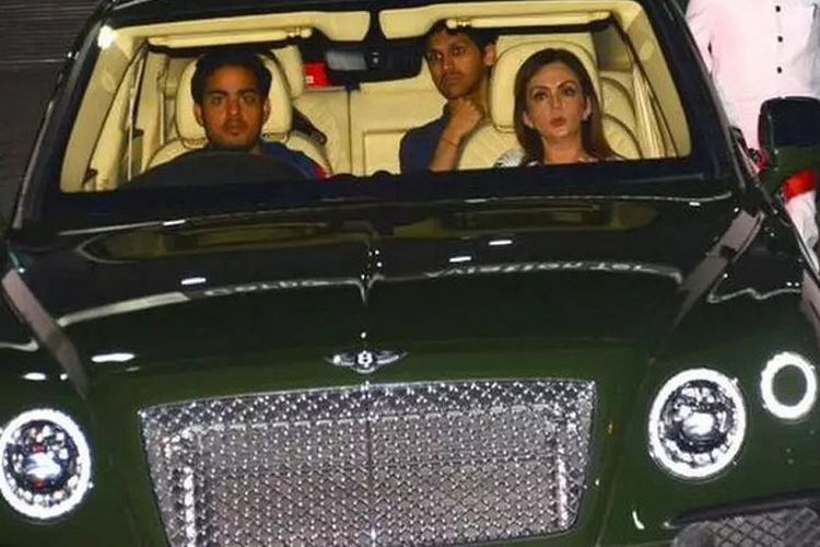  5. Bentley Bentayga Gia đình Ambani sở hữu tới 2 chiếc Bentley Bentayga. Trong đó một chiếc được trang bị động W12, chiếc còn lại sử dụng động cơ V8. Hai chiếc SUV siêu sang của Ambini.