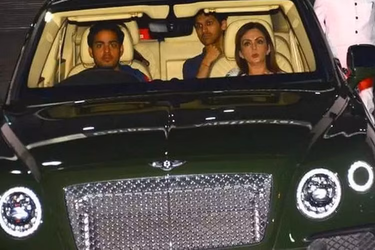  5. Bentley Bentayga Gia đình Ambani sở hữu tới 2 chiếc Bentley Bentayga. Trong đó một chiếc được trang bị động W12, chiếc còn lại sử dụng động cơ V8. Hai chiếc SUV siêu sang của Ambini.