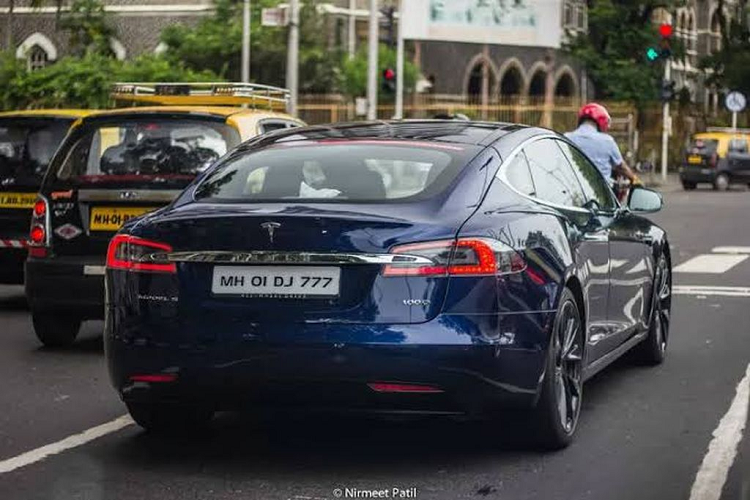  7. Tesla Model S Cuối cùng, không thể không nhắc tới trong bộ sưu tập xe hơn 100 chiếc của Mukesh Ambani là một mẫu xe không ngốn một giọt xăng nào, Tesla Model S. Chiếc Tesla Model S của Ambani thuộc đời 2019, nhiều khả năng là biến thể 100D. Chiếc sedan chạy điện sử dụng gói pin 100kW, cung cấp phạm vi hơn 500 km.