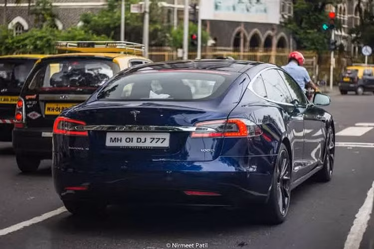  7. Tesla Model S Cuối cùng, không thể không nhắc tới trong bộ sưu tập xe hơn 100 chiếc của Mukesh Ambani là một mẫu xe không ngốn một giọt xăng nào, Tesla Model S. Chiếc Tesla Model S của Ambani thuộc đời 2019, nhiều khả năng là biến thể 100D. Chiếc sedan chạy điện sử dụng gói pin 100kW, cung cấp phạm vi hơn 500 km.