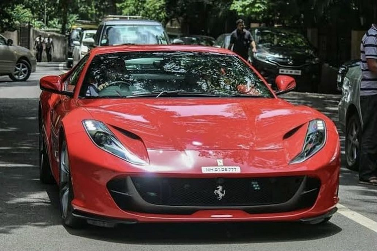  6. Ferrari 812 Superfast Là một trong những chiếc xe hiếm nhất do gia đình Ambani sở hữu, Ferrari 812 Superfast có động cơ hút khí tự nhiên mạnh mẽ với tốc độ tối đa 339km/h. Đây là chiếc Ferrari chạy đường trường mạnh mẽ nhất được sản xuất với động cơ V12 mang tính thời đại.