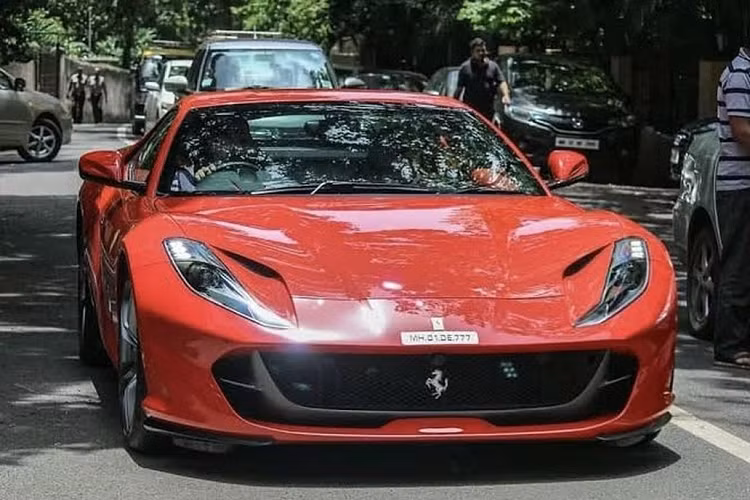  6. Ferrari 812 Superfast Là một trong những chiếc xe hiếm nhất do gia đình Ambani sở hữu, Ferrari 812 Superfast có động cơ hút khí tự nhiên mạnh mẽ với tốc độ tối đa 339km/h. Đây là chiếc Ferrari chạy đường trường mạnh mẽ nhất được sản xuất với động cơ V12 mang tính thời đại.