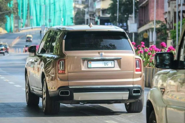 Ngoài một danh sách dài các tùy chỉnh và tính năng bổ sung trên chiếc Rolls-Royce Cullinan đắt nhất Ấn Độ, xe còn sở hữu màu sơn ngoại thất đặc biệt được cho là trị giá khoảng 128.000 USD (khoảng 2,98 tỷ đồng). Nhà để xe của Mukesh Ambani được cho là có rất nhiều xe sang như Rolls-Royce Cullinan, Phantom VIII và Bentley Bentayga. Nhưng ngoài ra, gia đình Ambani còn sở hữu những chiếc xe nhập khẩu rất hiếm thấy ở Ấn Độ do chi phí nhập về rất lớn. Dưới đây là một số mẫu xe tiêu biểu mà Mukesh Ambani sở hữu.