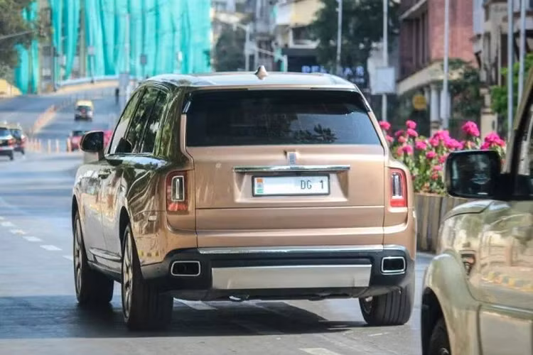 Ngoài một danh sách dài các tùy chỉnh và tính năng bổ sung trên chiếc Rolls-Royce Cullinan đắt nhất Ấn Độ, xe còn sở hữu màu sơn ngoại thất đặc biệt được cho là trị giá khoảng 128.000 USD (khoảng 2,98 tỷ đồng). Nhà để xe của Mukesh Ambani được cho là có rất nhiều xe sang như Rolls-Royce Cullinan, Phantom VIII và Bentley Bentayga. Nhưng ngoài ra, gia đình Ambani còn sở hữu những chiếc xe nhập khẩu rất hiếm thấy ở Ấn Độ do chi phí nhập về rất lớn. Dưới đây là một số mẫu xe tiêu biểu mà Mukesh Ambani sở hữu.