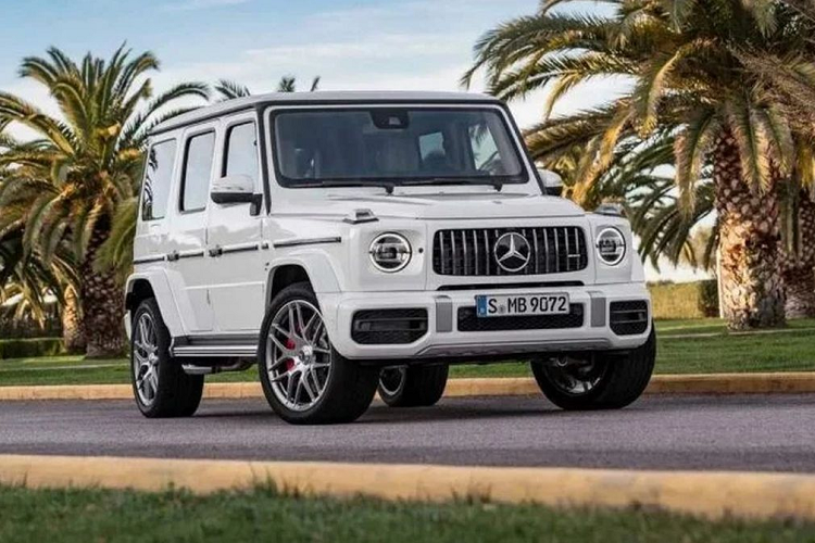 Thì với tỷ phú Mukesh Ambani, chiếc G-Class chỉ đủ tốt để làm phương tiện cho các nhân viên an ninh của ông. Năm ngoái, gia đình Ambani đã mua tổng cộng 4 chiếc Mercedes-AMG G63 cho nhân viên. Do phải chịu thuế cao, ước tính giá mỗi chiếc Mercedes-Benz G-Class lên đến 1,2 triệu USD (khoảng 28 tỷ đồng). Phiên bản diesel có giá rẻ hơn cũng đang được bán tại Ấn Độ nhưng gia đình Ambani vẫn lựa chọn AMG hiệu suất cao cho đội xe an ninh.