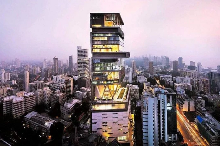 Mukesh Ambani là ông trùm Ấn Độ, chủ Tập đoàn Reliance Industries kinh doanh hóa dầu, dầu khí, viễn thông và bán lẻ. Ông sống trong căn nhà trị giá 2 tỷ USD và sở hữu một bộ sưu tập xe hơi hạng sang và hiếm bậc nhất thế giới. Ước tính, số lượng xe mà gia đình Mukesh Ambani sở hữu lên tới 170 chiếc.