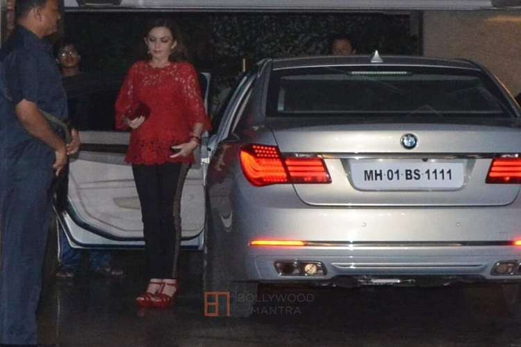  4. BMW 760Li Tương tự như chiếc Mercedes Benz S600 Guard, chiếc BMW 760 Li này cũng được trang bị bộ áo giáp chống đạn. Chiếc sedan đạt mức độ chống đạn Z-level, tức chống được bom nổ, theo Car Blog India. BMW 760Li được trang bị động cơ xăng V12 6.0 lít, sản sinh công suất và mô-men xoắn cực đại lần lượt là 554 mã lực và 750 Nm. Xe nhập từ Đức, đồng nghĩa thuế nhập khẩu 300%, thêm 228.000 USD tiền đăng ký khiến tổng chi phí cho mẫu sedan hạng sang chống đạn là 1,2 triệu USD.