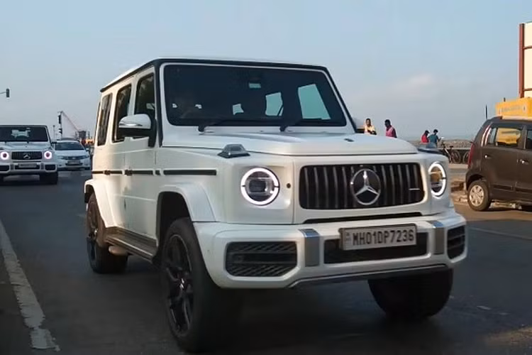 Chiếc Mercedes-Benz G-Class huyền thoại (thường được gọi là G-Wagen) đã tồn tại hơn 40 năm. Trong khoảng thời gian đó, chiếc SUV đã biến đổi từ một chiếc xe địa hình cứng cáp được chế tạo cho mục đích quân sự trở thành một trong những chiếc xe thời thượng, đẳng cấp.