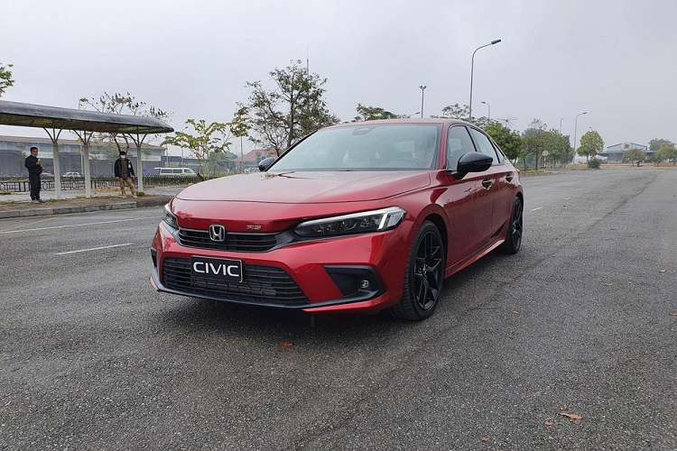 Vào hồi tháng 8/2021, Honda Civic 2022 mới đã chính thức ra mắt tại Thái Lan với những thay đổi lớn về kích thước, thiết kế ngoại thất, tiện nghi nội thất và động cơ. Mãi đến nay, mẫu sedan cỡ C này mới xuất hiện tại Việt Nam, chuẩn bị cho ngày ra mắt chính thức.