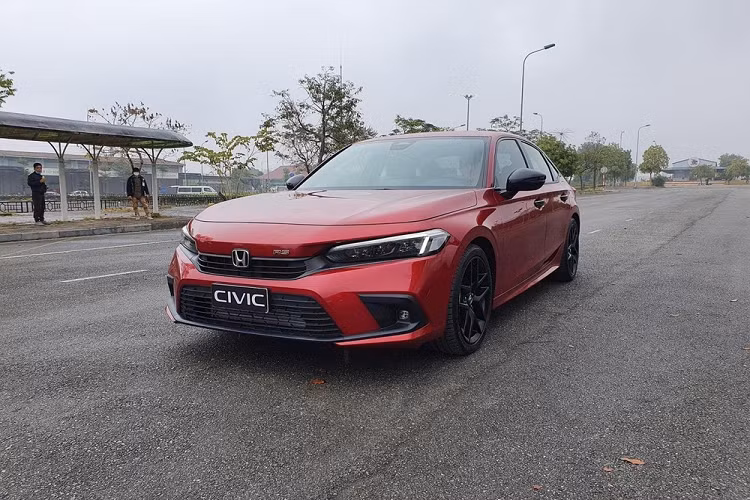 Vào hồi tháng 8/2021, Honda Civic 2022 mới đã chính thức ra mắt tại Thái Lan với những thay đổi lớn về kích thước, thiết kế ngoại thất, tiện nghi nội thất và động cơ. Mãi đến nay, mẫu sedan cỡ C này mới xuất hiện tại Việt Nam, chuẩn bị cho ngày ra mắt chính thức.