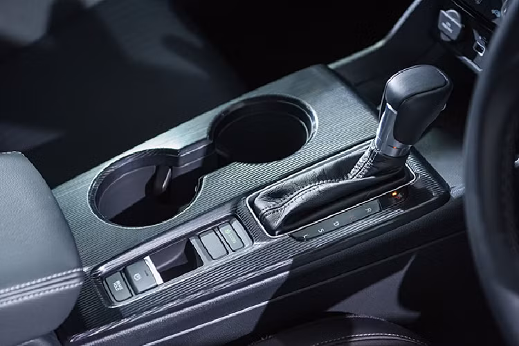 Ngoài ra, Honda CIvic 2022 tại Việt Nam nhiều khả năng sẽ được trang bị công nghệ an toàn Honda Sensing với hàng loạt trang bị như đèn pha tự động, cảnh báo và hỗ trợ kiểm soát khi xe chệch làn đường, hỗ trợ giữ làn đường, cảnh báo va chạm với xe/người đi bộ tích hợp hỗ trợ phanh giảm thiểu va chạm, hệ thống kiểm soát hành trình thích ứng cũng như cảnh báo khi phương tiện phía trước lăn bánh.