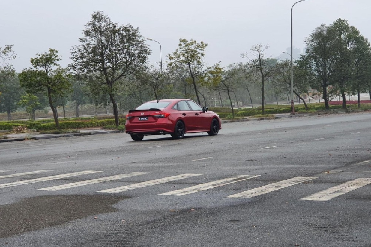 Phần đầu xe có đèn pha mượt mà vuốt ngược về phía sau, dải đèn LED định vị ban ngày hình chữ "L" và lưới tản nhiệt hình thang ngược màu đen, tích hợp logo của hãng ở giữa. Bên cạnh đó là hốc gió trung tâm hình thang cỡ lớn, hốc đèn sương mù hình chữ "C", nắp ca-pô dài hơn và cột A được đẩy lùi 50 mm về phía sau.