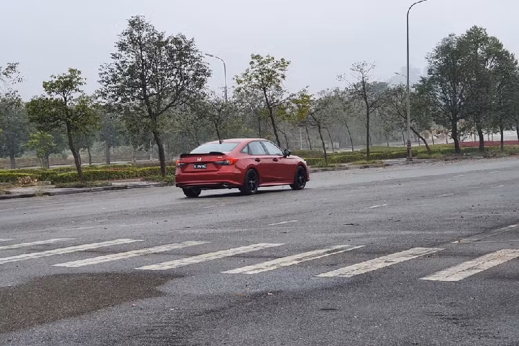 Phần đầu xe có đèn pha mượt mà vuốt ngược về phía sau, dải đèn LED định vị ban ngày hình chữ "L" và lưới tản nhiệt hình thang ngược màu đen, tích hợp logo của hãng ở giữa. Bên cạnh đó là hốc gió trung tâm hình thang cỡ lớn, hốc đèn sương mù hình chữ "C", nắp ca-pô dài hơn và cột A được đẩy lùi 50 mm về phía sau.