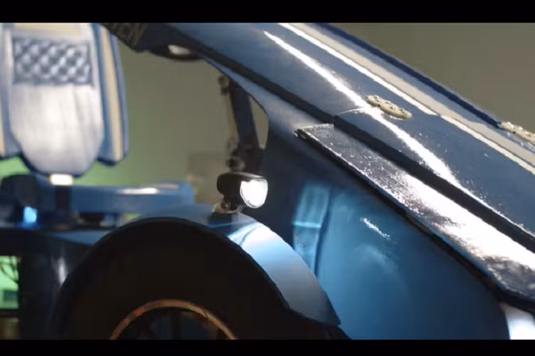 Đối với các con số hiệu suất, Sven không có tốc độ hoặc phạm vi di chuyển thật ấn tượng, nhưng đó là điều không bất ngờ đối với một chiếc xe nhỏ nhắn thân thiện với trẻ em. Bạn nhận được tốc độ tối đa giới hạn là 25 km/h và phạm vi di chuyển 60 km cho mỗi lần sạc. 