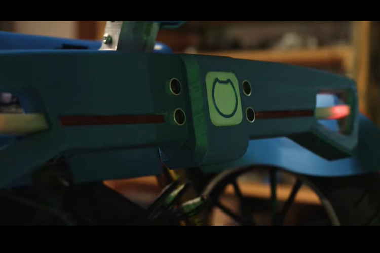 Nó được cung cấp với hai phiên bản: một phiên bản Standard với tính năng sạc cơ bản cần 8 giờ để sạc đầy, và phiên bản Comfort với tính năng sạc nhanh chỉ cần 2 giờ. 