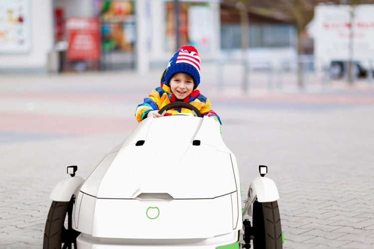 Theo nhà phát minh người Slovakia, bạn có thể tự in 3D chiếc xe tại nhà theo các thiết kế được cung cấp hoặc bạn có thể đặt hàng vận chuyển nó cho mình, lắp ráp sẵn hoặc không, tùy thuộc vào sở thích của bạn. 