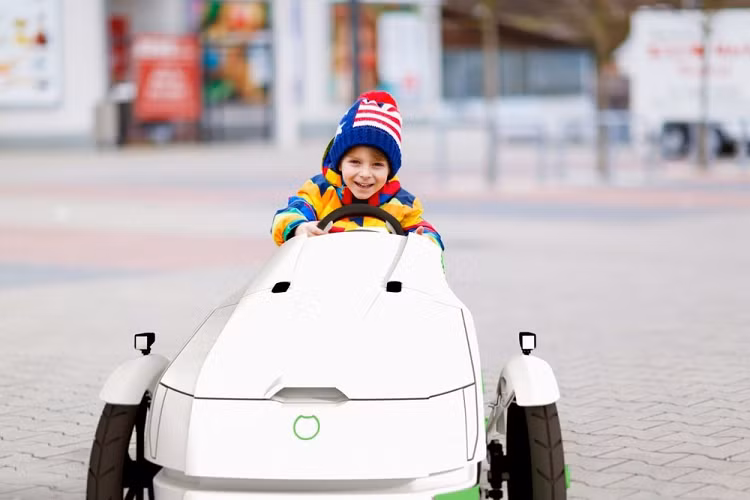 Theo nhà phát minh người Slovakia, bạn có thể tự in 3D chiếc xe tại nhà theo các thiết kế được cung cấp hoặc bạn có thể đặt hàng vận chuyển nó cho mình, lắp ráp sẵn hoặc không, tùy thuộc vào sở thích của bạn. 