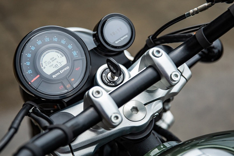 Ngoài ra, hãng Royal Enfield còn chú ý đến những chi tiết nhỏ trên xe như khu vực nút bấm bằng nhôm đúc trên tay lái. Tiếp đến là bộ vành có đường kính 19 inch phía trước và 16 inch đằng sau, đi với lốp không săm Ceat. Hệ thống phanh của Royal Enfield Super Meteor 650 2023 bao gồm đĩa phanh đơn 320 mm trên bánh trước và 300 mm trên bánh sau.