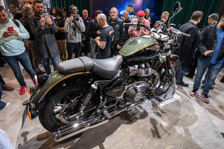 Gói phụ kiện Solo Tourer Genuine Motorcycle Accessories bao gồm gương chiếu hậu nằm ở cuối tay lái, bàn đặt chân cao cấp hơn, đèn báo rẽ dạng LED và vành khác biệt. Xe lắp gói Solo Tourer Genuine Motorcycle Accessories có thể sơn màu đen Astral Black, xanh dương Astral Blue, xanh lá Astral Green, xám Interstellar Grey và xanh lá Interstellar Green.