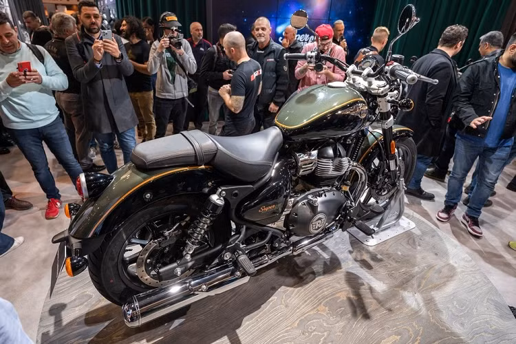 Gói phụ kiện Solo Tourer Genuine Motorcycle Accessories bao gồm gương chiếu hậu nằm ở cuối tay lái, bàn đặt chân cao cấp hơn, đèn báo rẽ dạng LED và vành khác biệt. Xe lắp gói Solo Tourer Genuine Motorcycle Accessories có thể sơn màu đen Astral Black, xanh dương Astral Blue, xanh lá Astral Green, xám Interstellar Grey và xanh lá Interstellar Green.