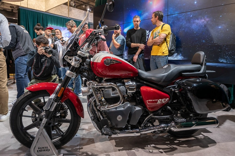 Bên ngoài, Super Meteor 650 có thiết kế khá đặc trưng của thương hiệu Royal Enfield. Tất nhiên, mẫu mô tô này vẫn có những chi tiết hoàn toàn mới như phuộc hành trình ngược USD 43 mm phía trước với hành trình 120 mm và hệ thống đèn LED từ trước ra sau.