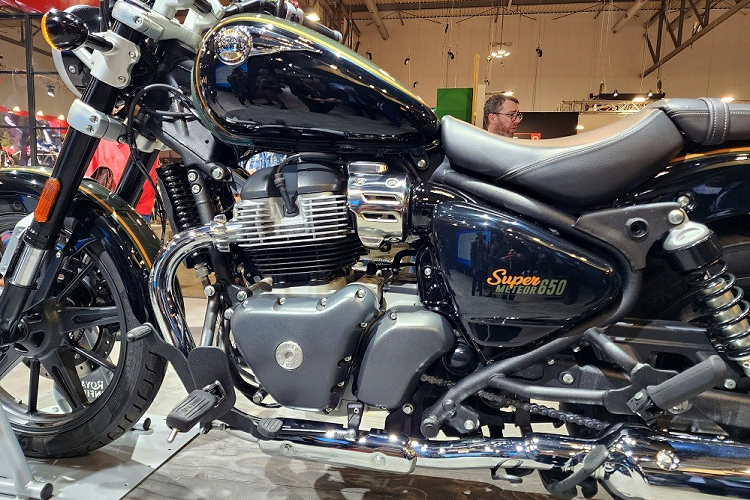 Đây cũng là động cơ hiện đang được dùng cho những mẫu xe Royal Enfield khác như Continental 650 và INT 650. Ở Royal Enfield Super Meteor 650 phiên bản cruiser, động cơ này tạo ra công suất tối đa 47 mã lực tại tua máy 7.250 vòng/phút và mô-men xoắn cực đại 52 Nm tại tua máy 5.650 vòng/phút.