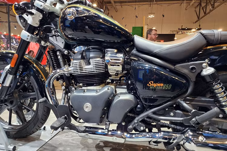 Đây cũng là động cơ hiện đang được dùng cho những mẫu xe Royal Enfield khác như Continental 650 và INT 650. Ở Royal Enfield Super Meteor 650 phiên bản cruiser, động cơ này tạo ra công suất tối đa 47 mã lực tại tua máy 7.250 vòng/phút và mô-men xoắn cực đại 52 Nm tại tua máy 5.650 vòng/phút.