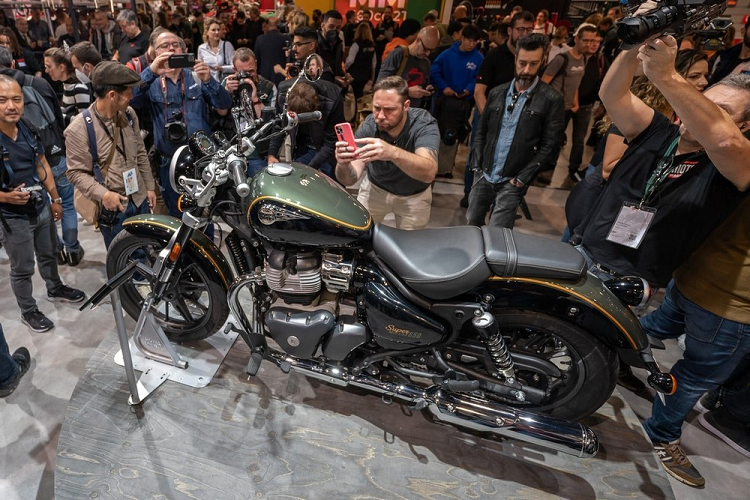 Trong khi đó, gói Grand Tourer bao gồm yên đôi, kính chắn gió cao, tay dắt, túi đựng đồ và đèn báo rẽ LED. Royal Enfield Super Meteor 650 2023 lắp gói Grand Tourer có thể sơn màu đỏ Celestial Red hoặc xanh dương Celestial Blue. Hiện giá xe Royal Enfield Super Meteor 650 2023 vẫn chưa được công bố.