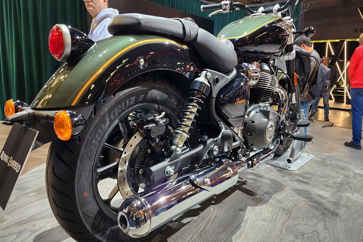 Trong khi đó, yên chỉ cao 740 mm, phù hợp với mẫu xe cruiser như Royal Enfield Super Meteor 650 2023. Trọng lượng của xe đạt mức 241 kg. Khi mua mẫu mô tô này, khách hàng có thể chọn 2 phiên bản là Tiêu chuẩn và Tourer. Thêm vào đó 2 gói phụ kiện chính hãng mang tên Solo Tourer Genuine Motorcycle Accessories và Grand Tourer.