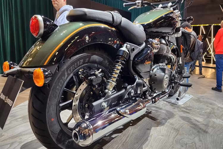 Trong khi đó, yên chỉ cao 740 mm, phù hợp với mẫu xe cruiser như Royal Enfield Super Meteor 650 2023. Trọng lượng của xe đạt mức 241 kg. Khi mua mẫu mô tô này, khách hàng có thể chọn 2 phiên bản là Tiêu chuẩn và Tourer. Thêm vào đó 2 gói phụ kiện chính hãng mang tên Solo Tourer Genuine Motorcycle Accessories và Grand Tourer.