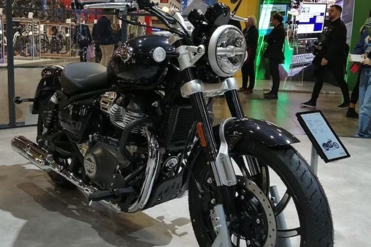 Đây là mẫu xe Royal Enfield được trang bị hệ thống đèn như thế này. Trong khi đó, đằng sau xe là giảm xóc đôi với hành trình 101 mm. Các mẫu mô tô đời mới của Royal Enfield hiện đều được trang bị hệ thống định vị Tripper Navigation. Royal Enfield Super Meteor 650 2023 cũng không phải là ngoại lệ.