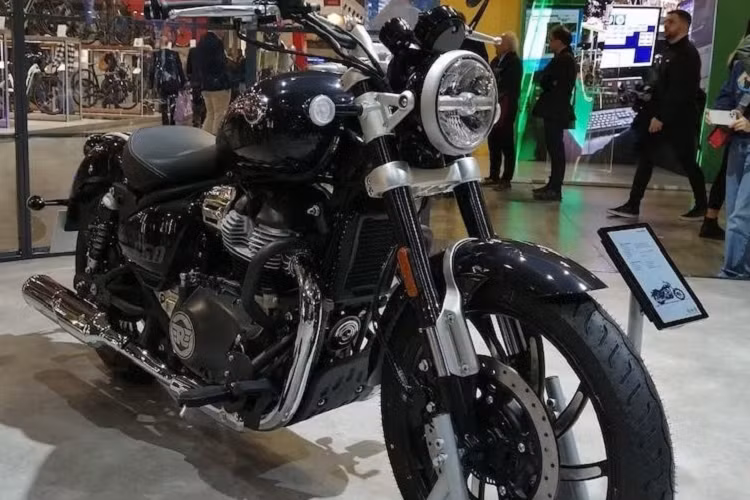 Đây là mẫu xe Royal Enfield được trang bị hệ thống đèn như thế này. Trong khi đó, đằng sau xe là giảm xóc đôi với hành trình 101 mm. Các mẫu mô tô đời mới của Royal Enfield hiện đều được trang bị hệ thống định vị Tripper Navigation. Royal Enfield Super Meteor 650 2023 cũng không phải là ngoại lệ.