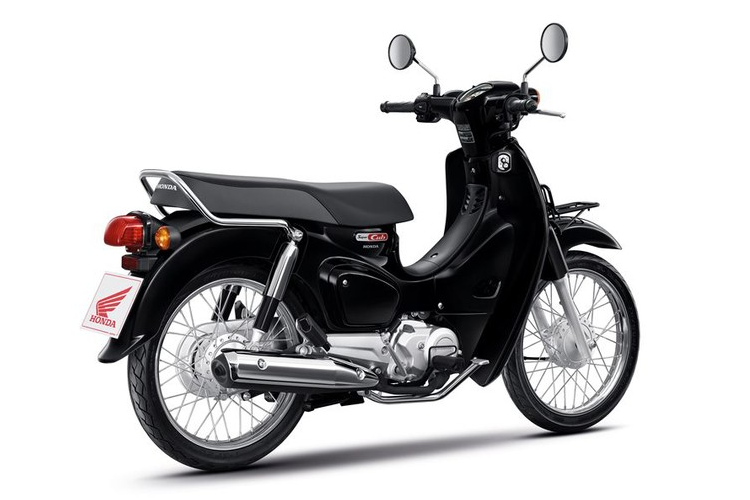 Về sức mạnh, Honda Super Cub 2022 được trang bị động cơ xylanh đơn, dung tích 110cc, làm mát bằng không khí, đi kèm là hệ thống phun xăng điện tử PGM-FI giúp tiết kiệm nhiên liệu. Kết hợp trang bị này khiến Honda Super Cub có mức tiêu thụ nhiên liệu chỉ ở mức 1,4 lít/100km.