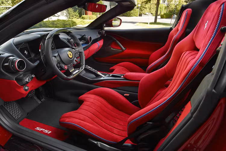 Cho dù phần thân xe 812 GTS có cấu trúc bằng nhôm, Ferrari đã sử dụng nhiều sợi carbon, một số trong số đó lộ ra để thay đổi diện mạo của mọi bảng điều khiển, bao gồm cả phần mui xe và tương phản với hai lỗ thông khí khung composite bên dưới kính chắn gió.