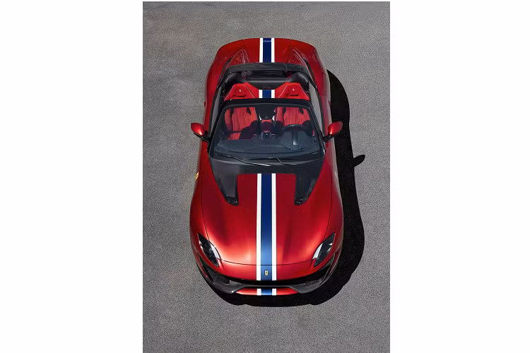 Ferrari cũng tuyên bố rằng những chi tiết trên xe đều có sự liên quan đến chủ sở hữu ở mỗi bước. Những chi tiết này được tìm thấy trong nội thất nhờ vào việc đưa vào hai ý tưởng cụ thể.