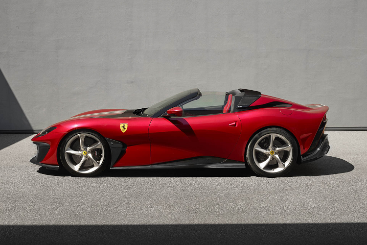 Một là kết hợp màu sơn xanh và trắng từ trước đến sau bên trong nội thất bằng cách áp dụng chi tiết này vào bảng điều khiển và đường hầm trung tâm.