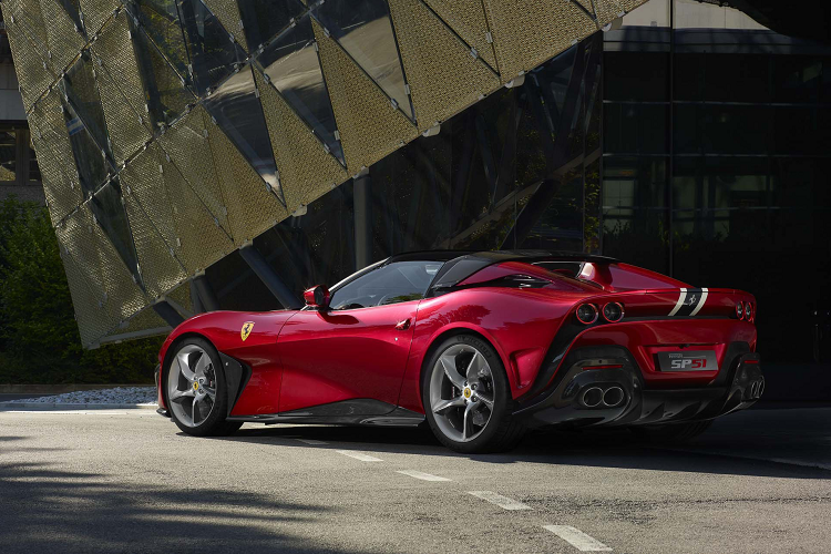 Màu xanh lam và trắng chạy dọc từ đầu đến đuôi cũng gợi nhắc quá khứ của Ferrari, cụ thể là chiếc Ferrari 410 S racer năm 1955. Tuy nhiên màu sơn Rosso Passionale ba lớp được phát triển đặc biệt cho dự án này đã mang lại cho siêu phẩm Ferrari SP51 một diện mạo ấn tượng hơn.
