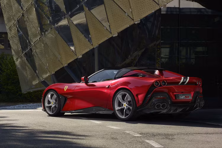 Màu xanh lam và trắng chạy dọc từ đầu đến đuôi cũng gợi nhắc quá khứ của Ferrari, cụ thể là chiếc Ferrari 410 S racer năm 1955. Tuy nhiên màu sơn Rosso Passionale ba lớp được phát triển đặc biệt cho dự án này đã mang lại cho siêu phẩm Ferrari SP51 một diện mạo ấn tượng hơn.