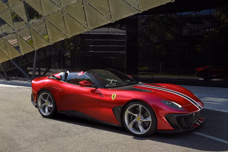 SP51 có khả năng được trang bị khối động cơ V12 6,5 lít 812 Superfast/GTS sản sinh công suất 789 mã lực tại 8.500 vòng/phút và tạo ra mức mô-men xoắn 718 Nm tại 7.000 vòng/phút. Mức giá xe Ferrari SP51 hiện vẫn còn là một ẩn số.