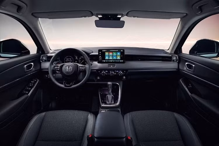 So với bản thường, Honda HR-V RS 2022 có một số đặc điểm nhận dạng như lưới tản nhiệt mạ crôm thể thao, tích hợp logo màu đỏ trong khi cản trước/cản sau và nẹp xung quanh thân xe đều sơn màu đen hầm hố. Ở hốc gió trung tâm trên đầu xe còn có đường màu đỏ và nẹp mạ crôm làm điểm nhấn.