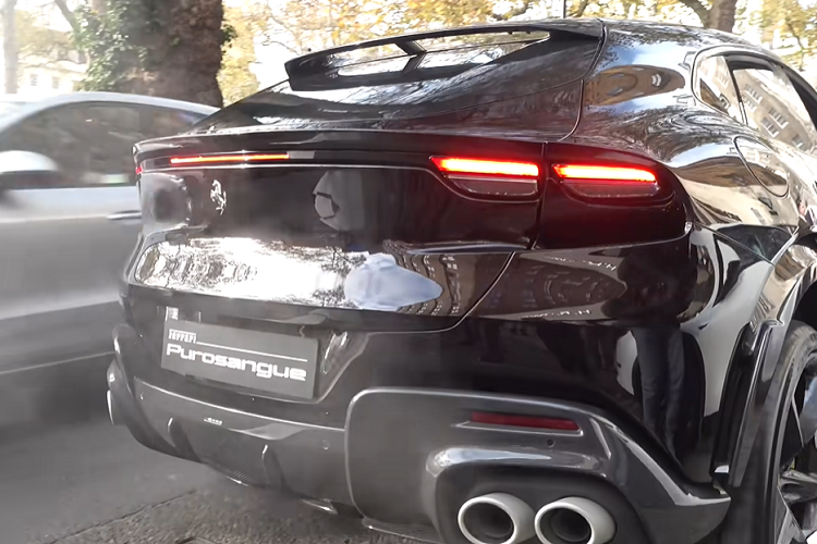 Tại Anh, giá xe Ferrari Purosangue có mức khởi điểm 313.120 bảng Anh (386.922 USD). Con số này cao hơn đáng kể so với chiếc Lamborghini Urus có giá từ 177.000 bảng Anh (218.718 USD) và chiếc Aston Martin DBX có giá từ 160.000 bảng Anh (197.712 USD).