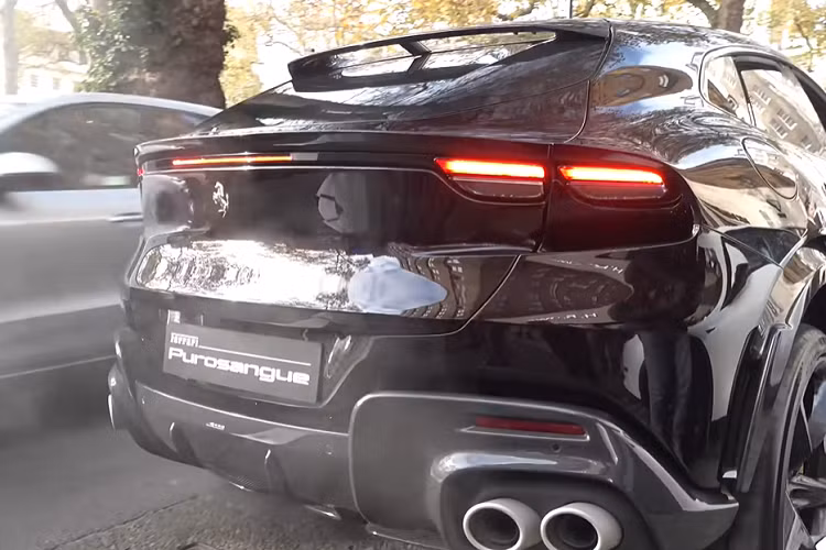 Tại Anh, giá xe Ferrari Purosangue có mức khởi điểm 313.120 bảng Anh (386.922 USD). Con số này cao hơn đáng kể so với chiếc Lamborghini Urus có giá từ 177.000 bảng Anh (218.718 USD) và chiếc Aston Martin DBX có giá từ 160.000 bảng Anh (197.712 USD).