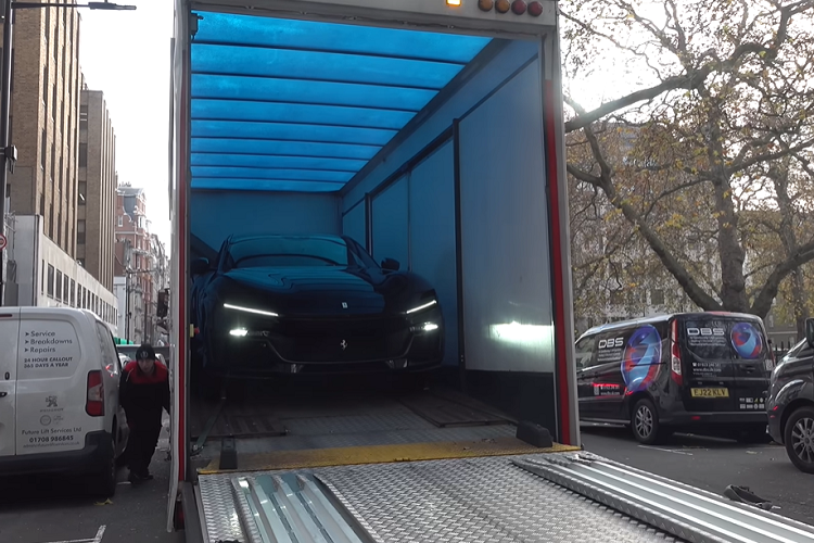 Đối với những người đam mê ở London, Giáng sinh gần đây đã đến sớm khi HR Owen nhận được một mẫu siêu SUV Ferrari Purosangue màu đen bóng đáng yêu và để nó trong phòng trưng bày của mình cho mọi người chiêm ngưỡng.