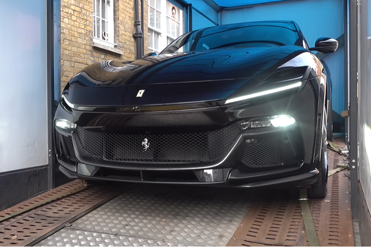 Ngoài màu đen bóng, chiếc siêu SUV Ferrari Purosangue này trở nên ấn tượng hơn nhờ một loạt sợi carbon được nhìn thấy ở ngoại thất, bao gồm các tấm ốp bên, vòm bánh trước,sau và bộ khuếch tán.