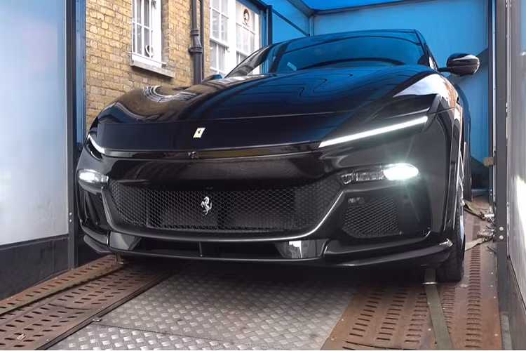 Ngoài màu đen bóng, chiếc siêu SUV Ferrari Purosangue này trở nên ấn tượng hơn nhờ một loạt sợi carbon được nhìn thấy ở ngoại thất, bao gồm các tấm ốp bên, vòm bánh trước,sau và bộ khuếch tán.